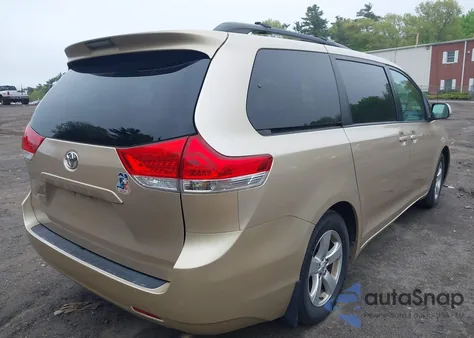 2013 Toyota Sienna Le V6 8 Passenger z USA, uszkodzony, nr VIN 5TDKK3DC2DS303647